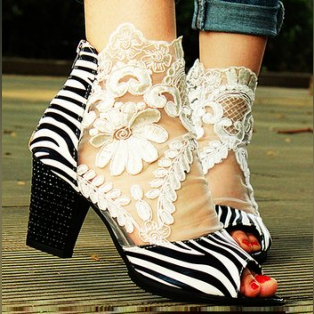 👣TMBU Black & White Zebra Print Lace Pumps
